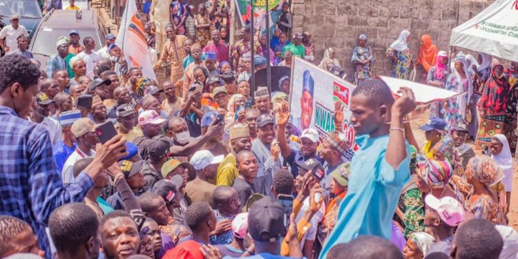 HEROIC WELCOME AS JUBILANT CROWD RECEIVE LAWAL INTO GOV ABDULRAZAQ ANCESTRAL HOME