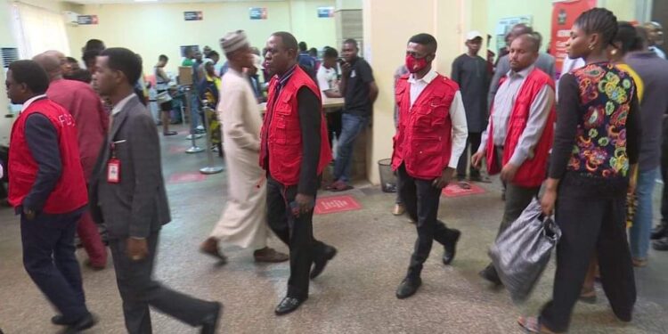 EFCC Arrests Operations Manager of a Commercial Bank for Hoarding New Naira Notes