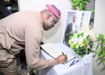 Gbenga Hashim Visits Segun Awolowo’s Family, Offers Prayers Ahead of Funeral